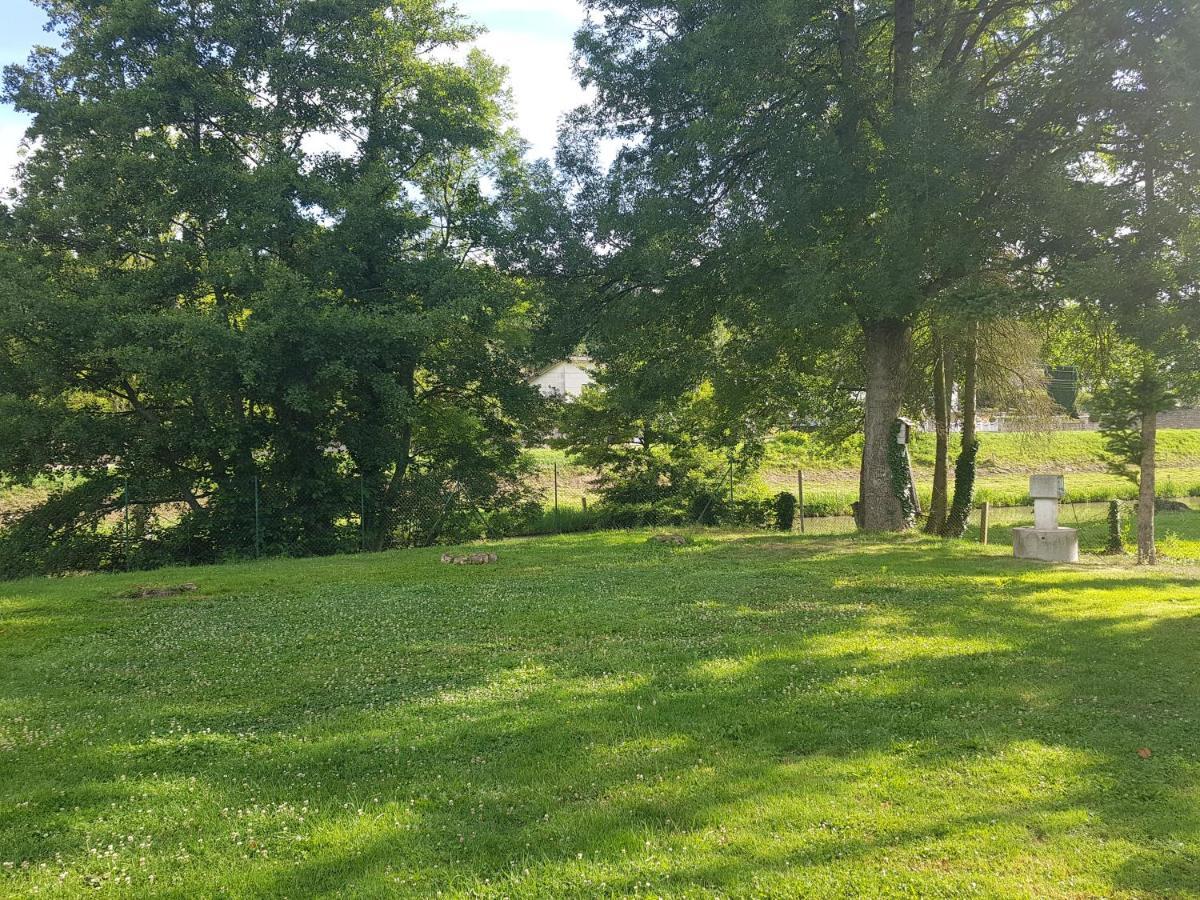 Camping Les Roulottes Du Bazois Châtillon-en-Bazois Exterior foto
